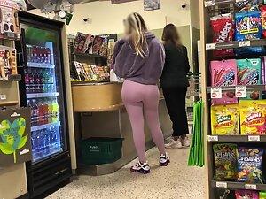 Unmissable big booty in pink leggings Picture 7
