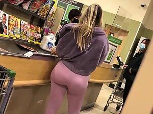 Unmissable big booty in pink leggings