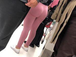 Unmissable big booty in tight pink leggings Picture 1