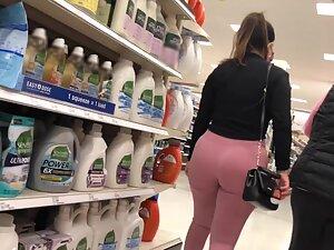 Unmissable big booty in tight pink leggings Picture 2
