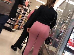 Unmissable big booty in tight pink leggings Picture 3