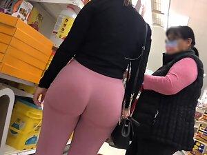 Unmissable big booty in tight pink leggings Picture 4