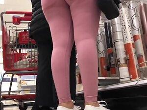 Unmissable big booty in tight pink leggings Picture 5