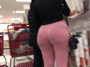 Unmissable big booty in tight pink leggings Picture 6