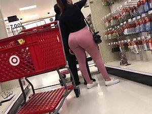 Unmissable big booty in tight pink leggings Picture 7