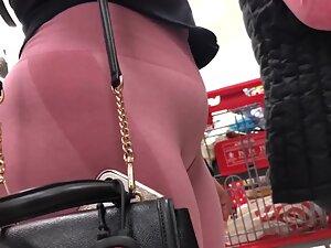 Unmissable big booty in tight pink leggings Picture 8