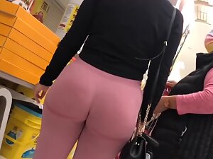 Unmissable big booty in tight pink leggings