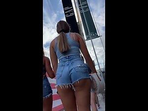 Noticeable bubble butt in sexy cutoff shorts Picture 8