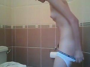 Peep on naked stepsister in bathroom Picture 3