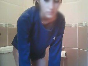 Peep on naked stepsister in bathroom