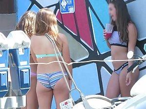 Voyeur is busted by teens making selfies Picture 1
