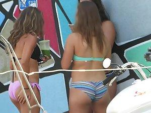 Voyeur is busted by teens making selfies Picture 5
