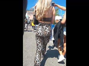 Following her soft booty in jaguar leggings Picture 1