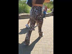 Following her soft booty in jaguar leggings Picture 6