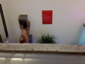 Naked girl checks herself and wipes sweat after tanning Picture 1