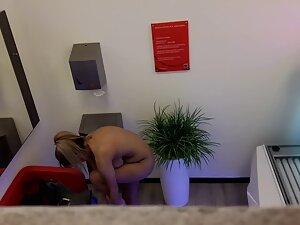 Naked girl checks herself and wipes sweat after tanning Picture 7