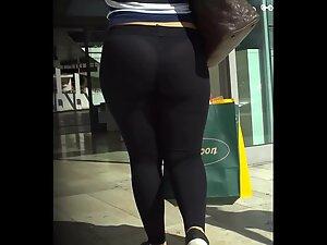 Chubby girl's thong is fully visible in black leggings Picture 7