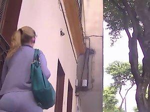 Plump butt wiggle of unaware woman Picture 5