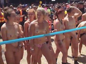 Nude girls preparing for race to start Picture 2