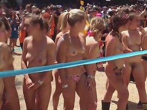 Nude girls preparing for race to start Picture 5