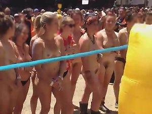 Nude girls preparing for race to start Picture 8