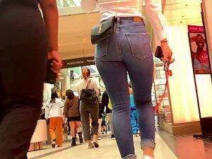 Curvy blonde got a fine booty and a sexy voice Picture 1