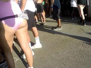 Hottest ass shakes to the music at a rave party Picture 2