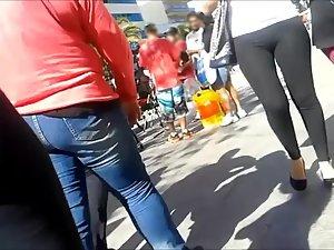 Great wiggling ass in black on the street Picture 3