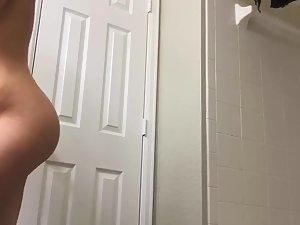 Sister's ass is twerking while she dries her hair Picture 6