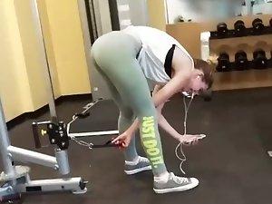 Hot ass and legs workout in the gym