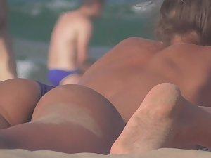 Hot ass covered with sand Picture 3