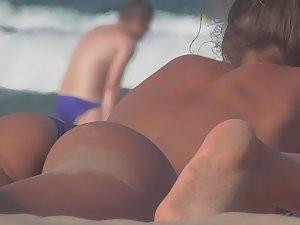 Hot ass covered with sand Picture 4