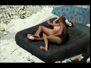 Zooming on sex on an air mattress Picture 6