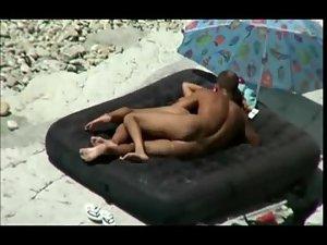 Zooming on sex on an air mattress Picture 7