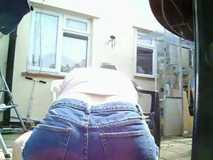 Exposed pussy and ass of a cleaning girl Picture 7