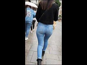 Hottie fills her blue jeans in a nice way Picture 3