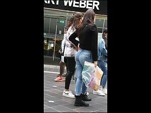 Hottie fills her blue jeans in a nice way Picture 6