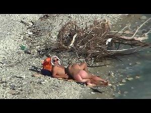 Spying on beach sex from a far away Picture 5