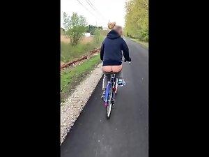 Flashing ass and tits on a bicycle Picture 7