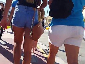 Cool blonde looks gorgeous in tight denim shorts Picture 5