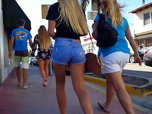 Cool blonde looks gorgeous in tight denim shorts Picture 7