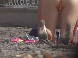 Spying on perfect round ass at the beach Picture 1