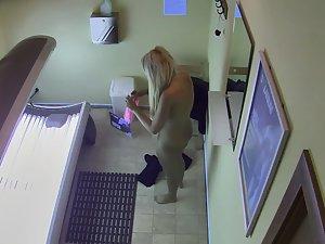 Curvy blonde spied in tanning saloon Picture 7