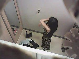 Teenage girls spied as they try clothes Picture 8