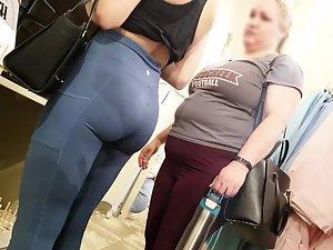 Kissable girl in tight blue leggings Picture 5