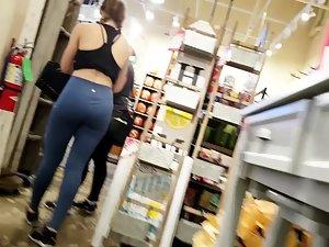 Kissable girl in tight blue leggings Picture 7