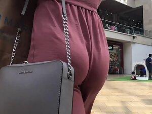 Big bubbly butt cheeks in loosely fitting pants