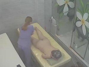 Hidden cam caught naked milf getting a massage Picture 1