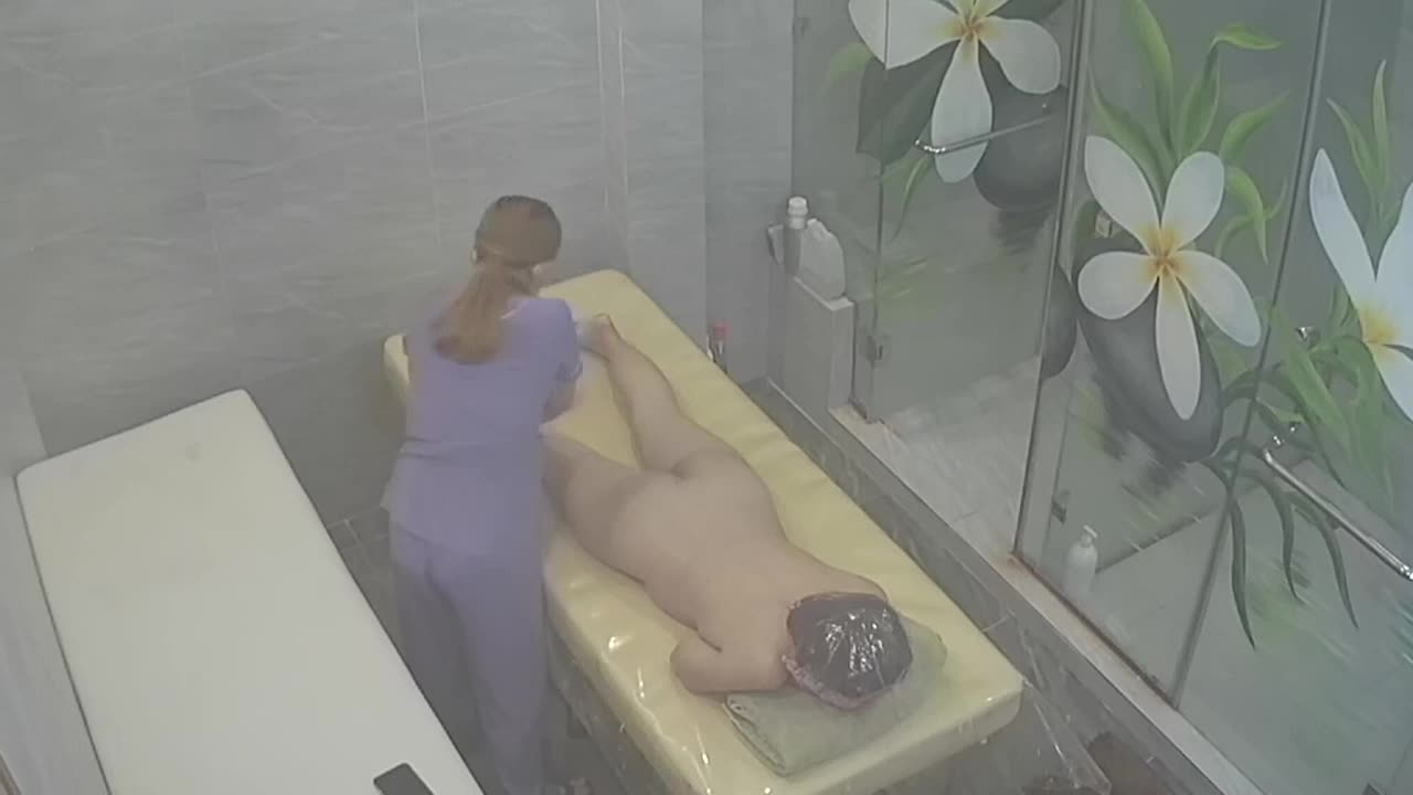 Hidden cam caught naked milf getting a massage