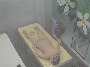 Hidden cam caught naked milf getting a massage Picture 4